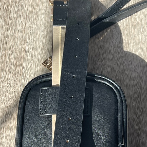 Steve Madden hip purse with belt - Picture 4 of 9